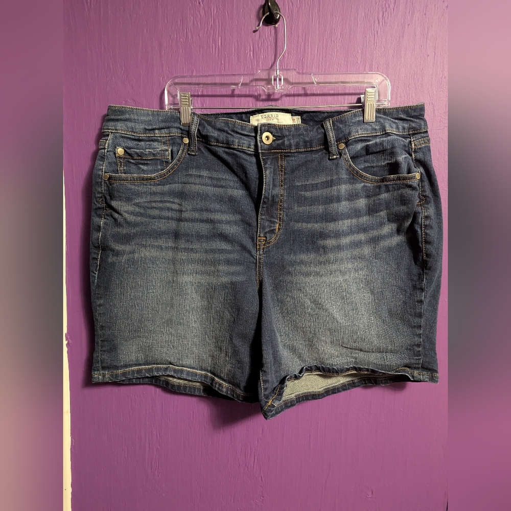 Torrid First At Fit Medium Wash Jean Shorts 20 2X